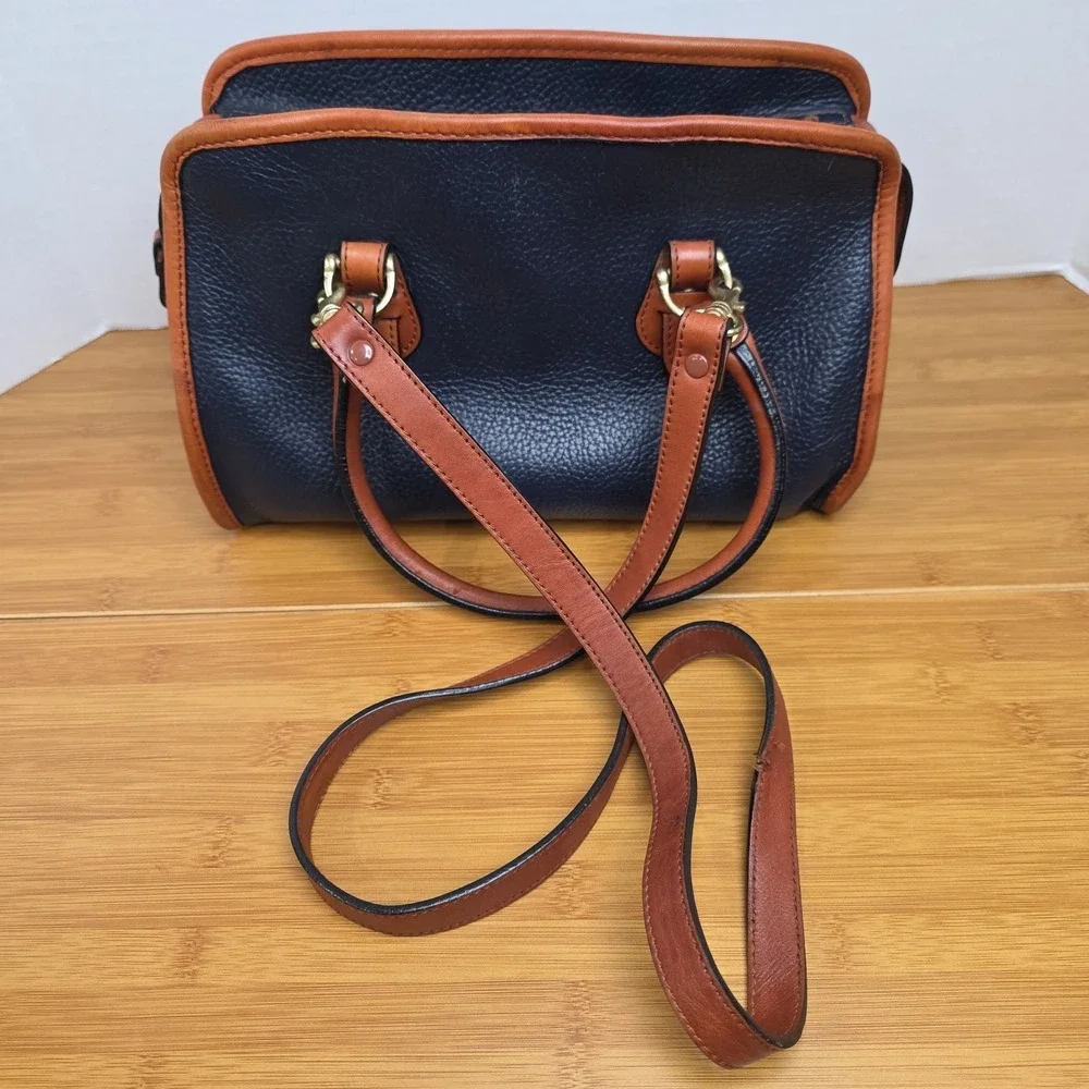 Vintage Liz Claiborne Leather Co. Black & Tan Hand Bag & strap